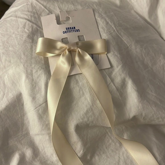 Urban Outfitters Satin Hair Bow Barrette ivory white silk ribbon - Picture 4 of 4